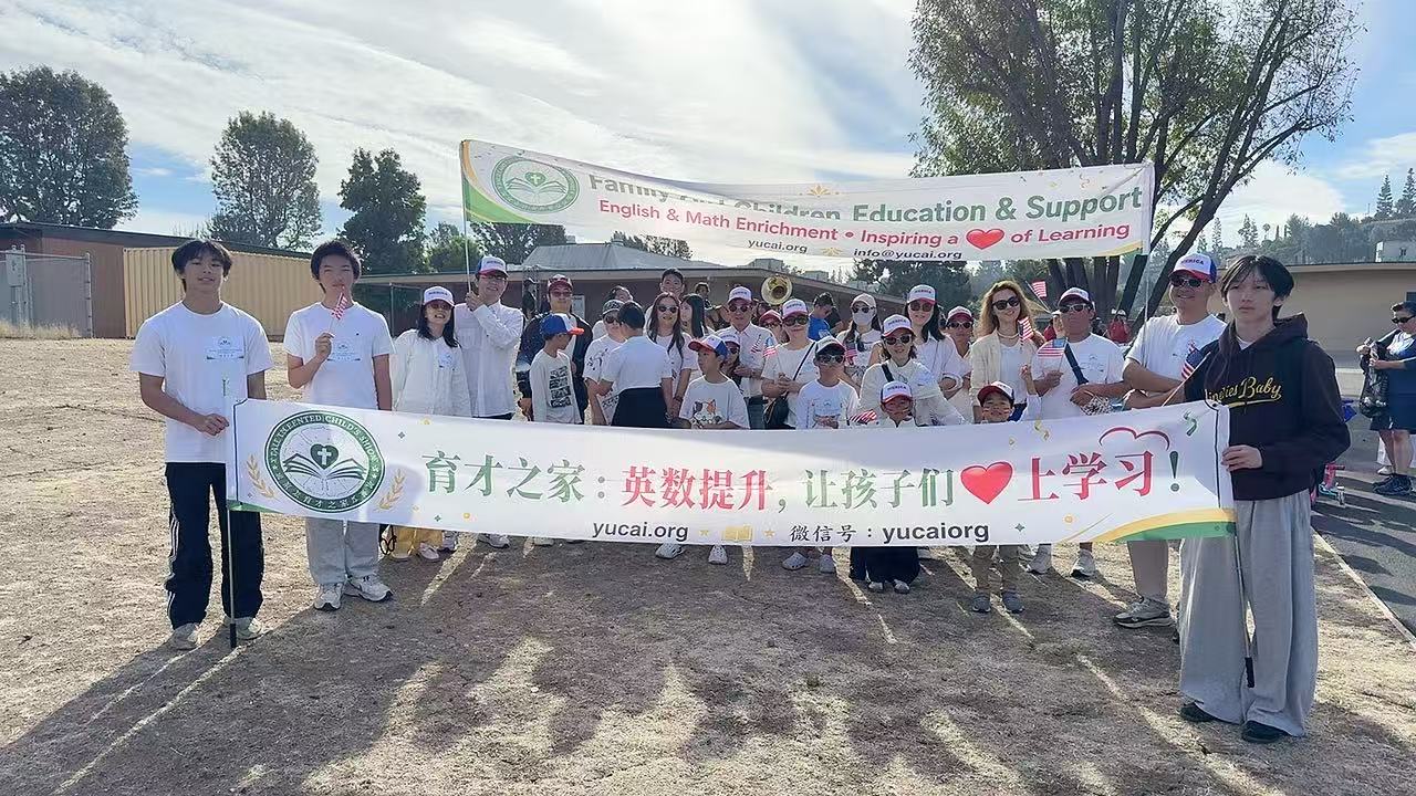 游行参与者手持美国国旗同行